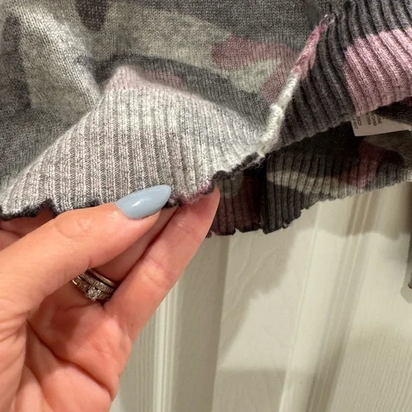 J4. Minnie Rose Camo-print V-neck Cashmere Sweater In Pink Sand - Picture 9 of 11